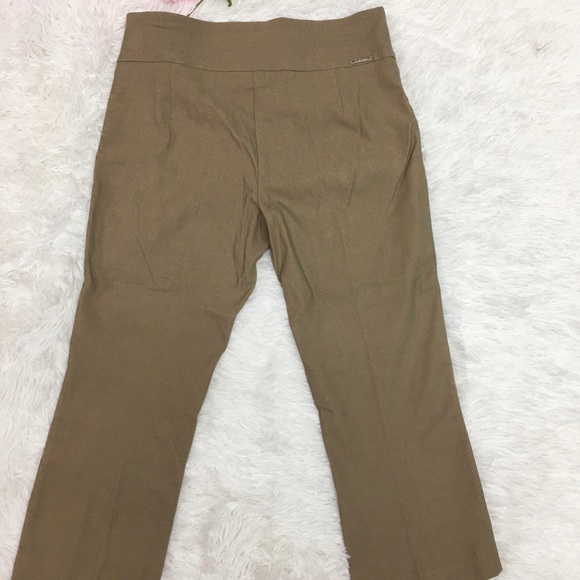 NWOT. Khaki Capris stretchy size M - Picture 3 of 6